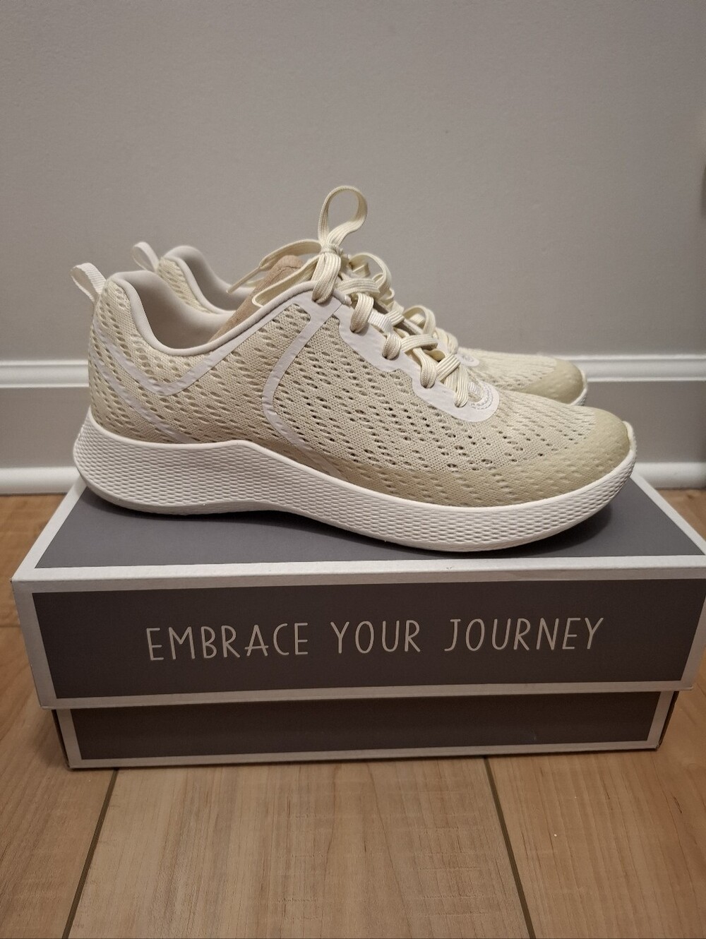 Dansko Sneakers Women's 37 Sky Mesh Lightweight Cream Lace Up Athletic Comfort